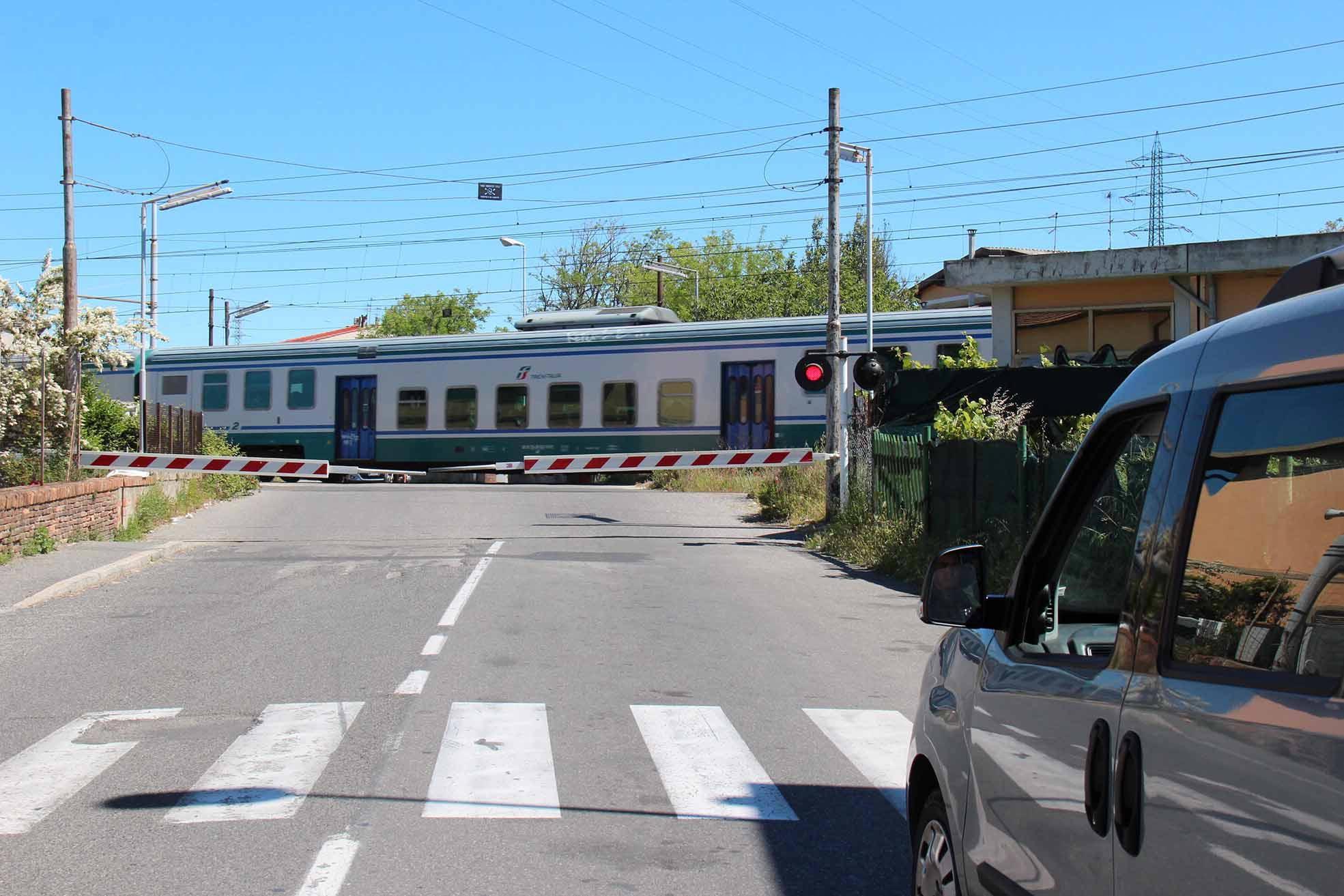 Il passaggio a livello di via delle Sorgenti