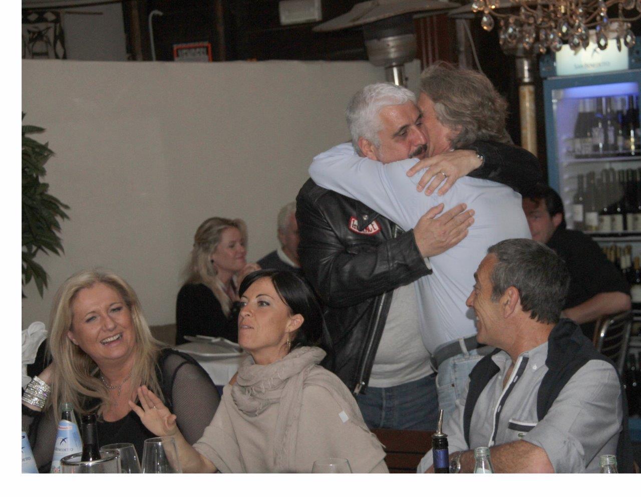 Pino Daniele abbraccia Giancarlo Ciarpi, direttore della Banca della Maremma, per il suo compleanno nel 2012 al ristorante Il Cartello di Paolo Fantoni ad Ansedonia (foto Enzo Russo)