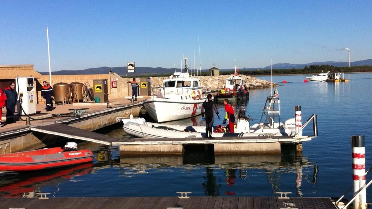 Il corpo recuperato in mare (foto Giorgio)