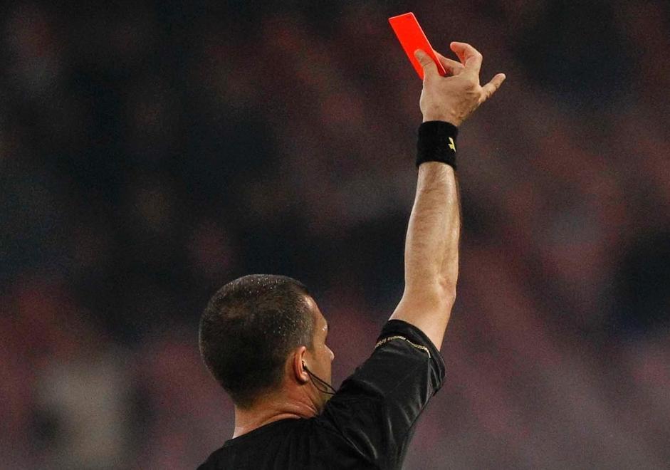 Un cartellino rosso "sventolato" da un arbitro (foto archivio)