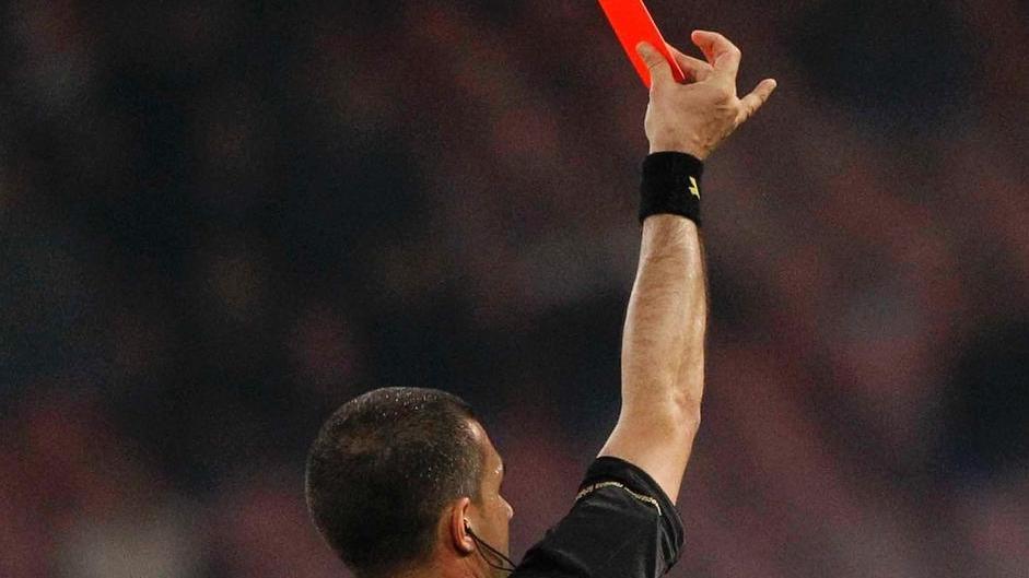 Un cartellino rosso "sventolato" da un arbitro (foto archivio)