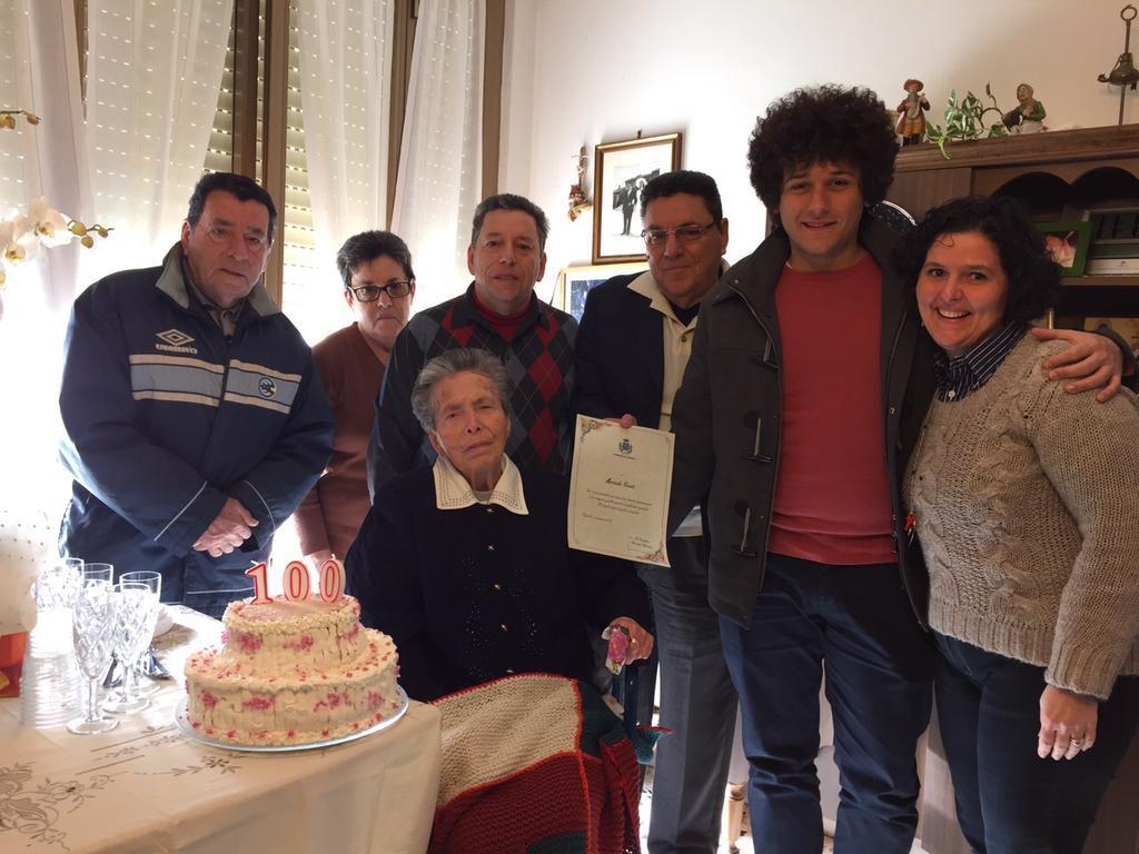 La signora Mercede coi familiari e l'assessore Barsottini
