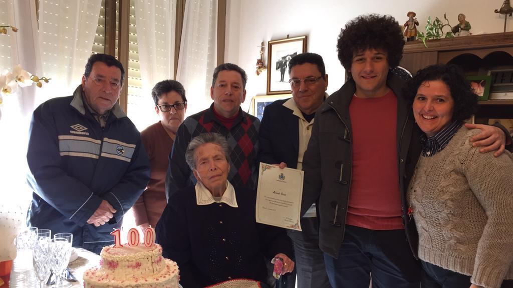 La signora Mercede coi familiari e l'assessore Barsottini