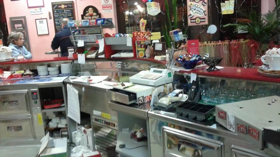Il bancone del Rosmady Cafè devastato dai ladri