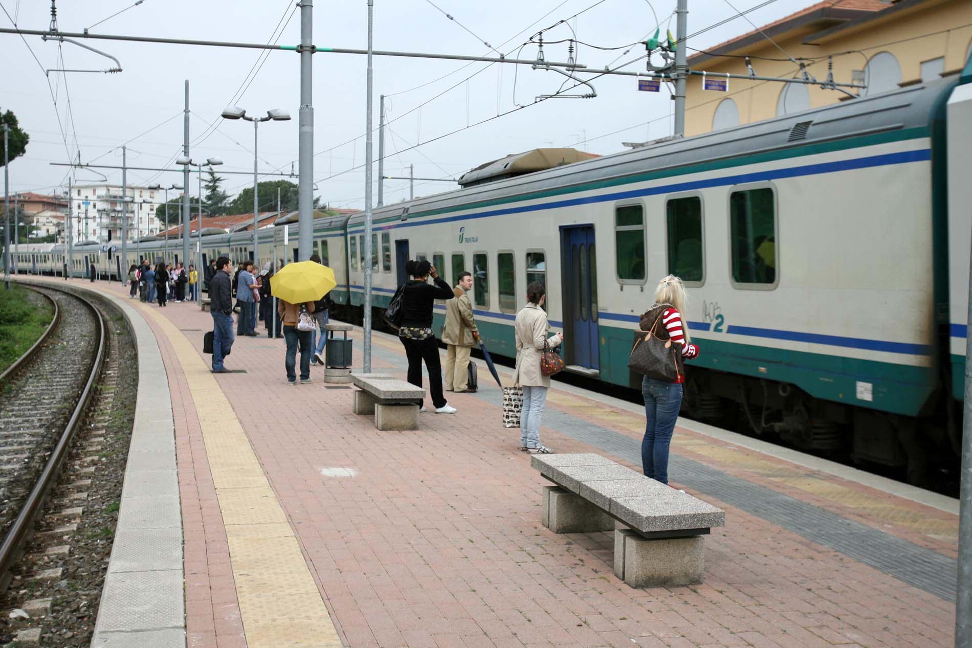 La stazione di Pescia dove è avvenuto l'episodio che ha avuto per protagonista una famiglia di Capannori