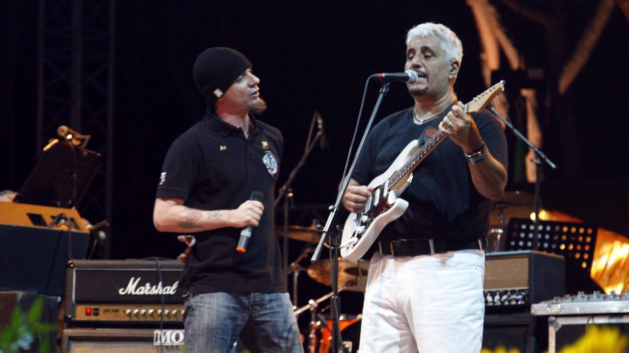 Pino Daniele in concerto a Viareggio per le vittime della strage del 29 giugno 2009