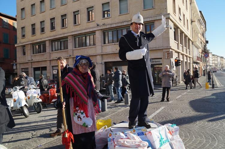 La befana del vigile urbano porta doni ai bambini in ospedale
