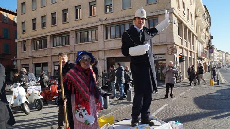 La befana del vigile urbano porta doni ai bambini in ospedale