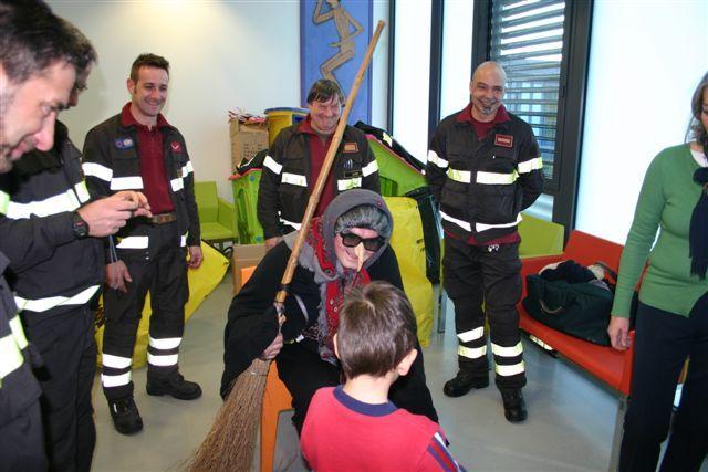 La befana consegna i doni ai bambini nel reparto di pediatria