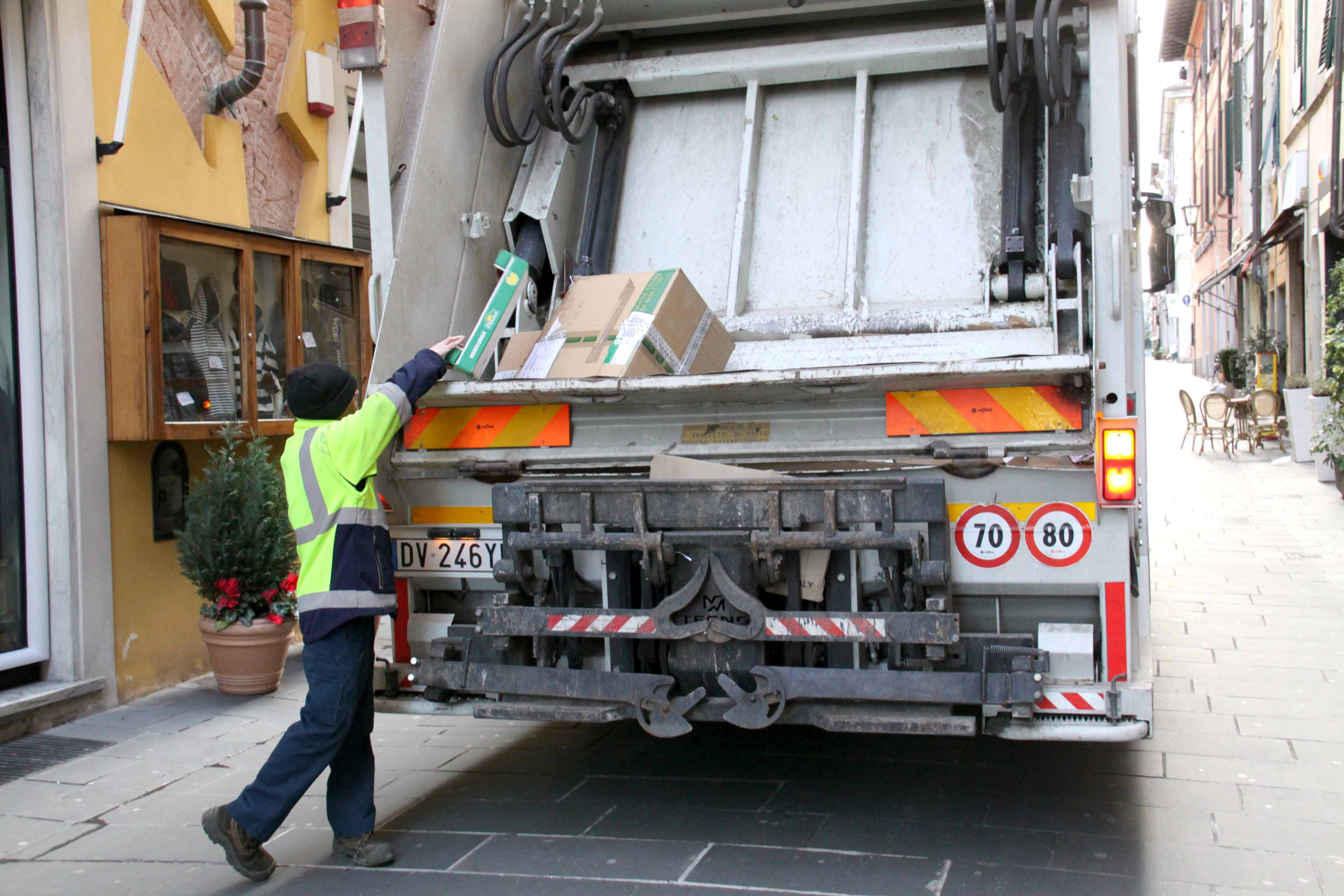 La raccolta dei rifiuti porta a porta in centro a Pietrasanta