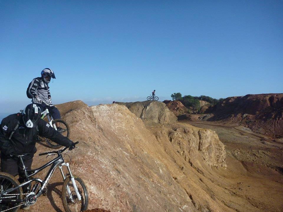 Lo spettacolo delle mountain bike nella valle del Giove
