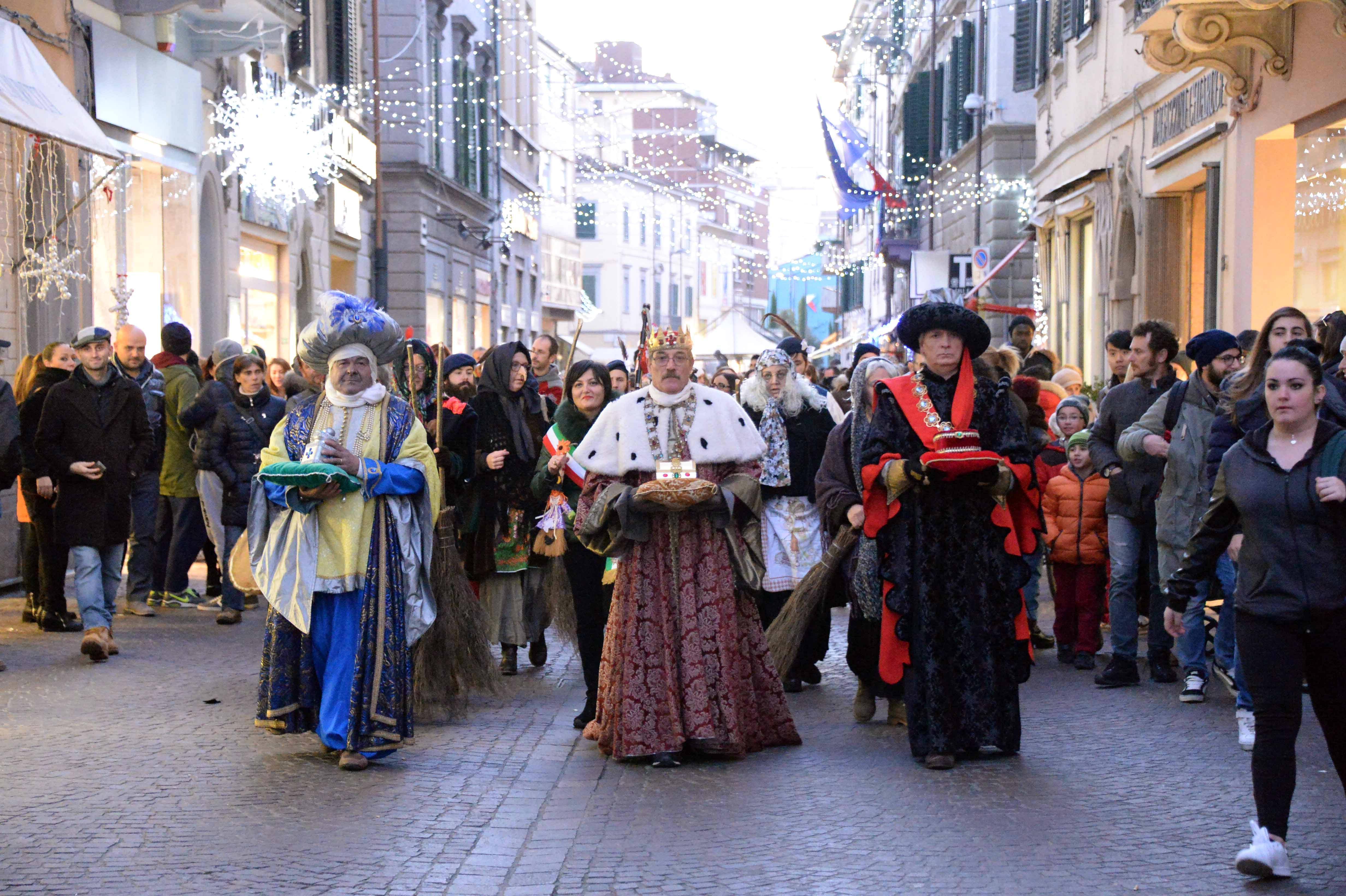 I figuranti in corteo sul corso Matteotti (foto Silvi)