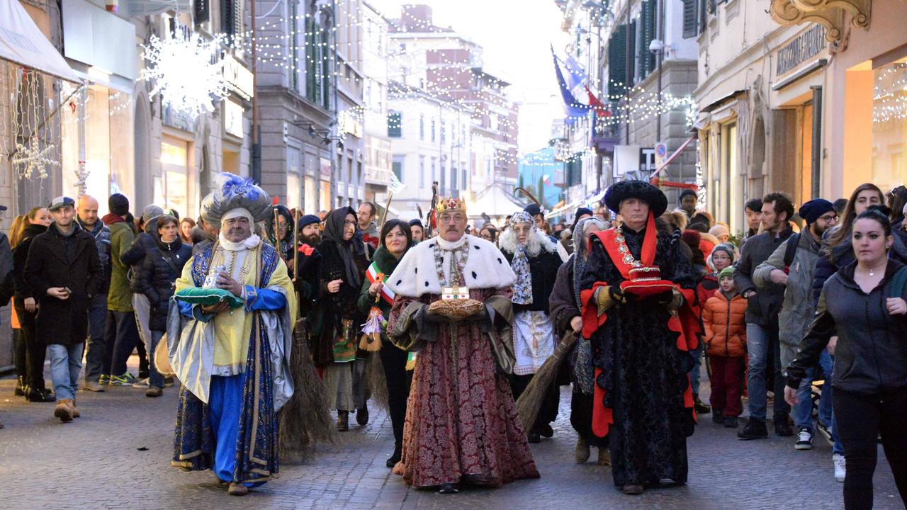 I figuranti in corteo sul corso Matteotti (foto Silvi)