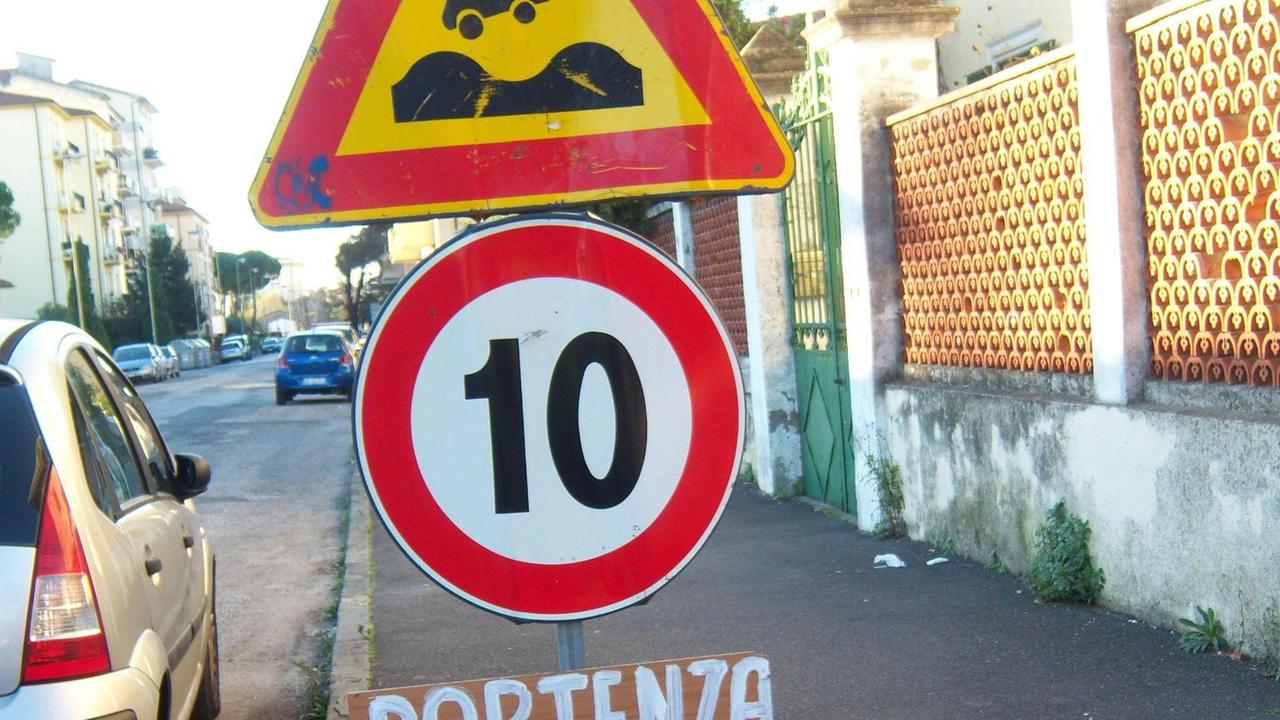 La segnaletica stradale in via Foscolo con il cartello aggiunto dai residenti