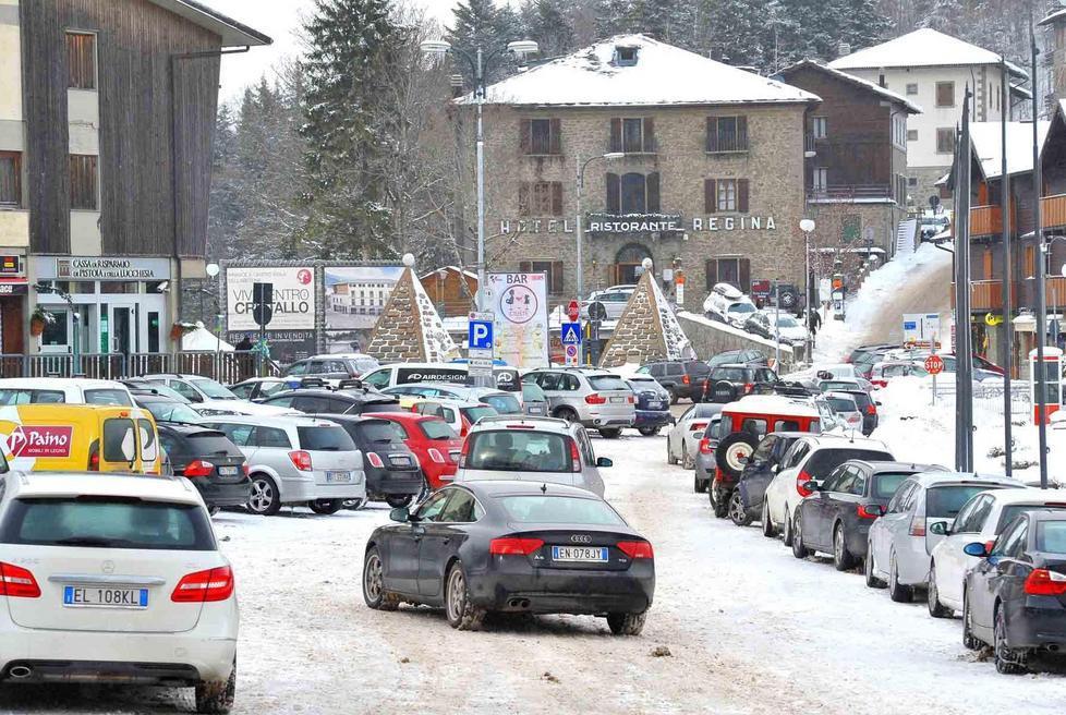 Auto in sosta all'Abetone (foto Gori)