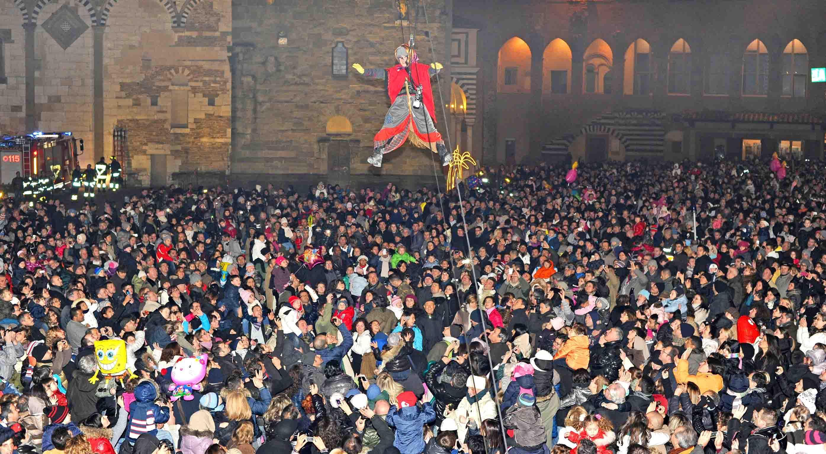 La Befana dei vigili del fuoco scende giùdal campanile (foto Gori)
