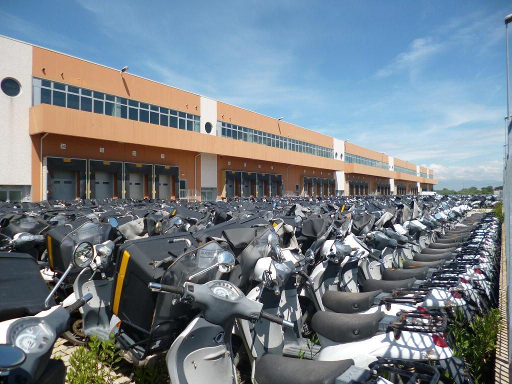 La distesa di scooter Liberty Piaggio stivata a San Donato di San Miniato (foto Silvi)