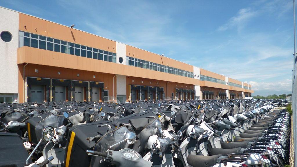 La distesa di scooter Liberty Piaggio stivata a San Donato di San Miniato (foto Silvi)