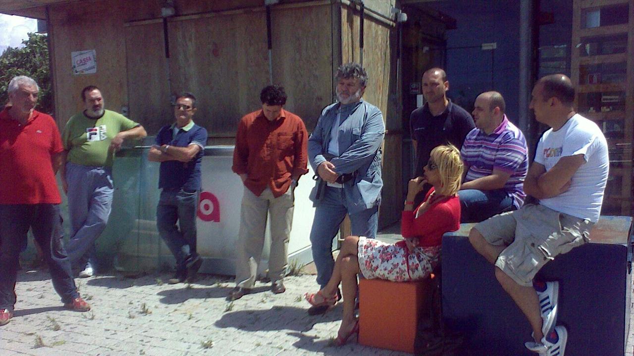 Mamerto Morescalchi (al centro con la barba) con gli altri operatori della Marina di Torre del Lago