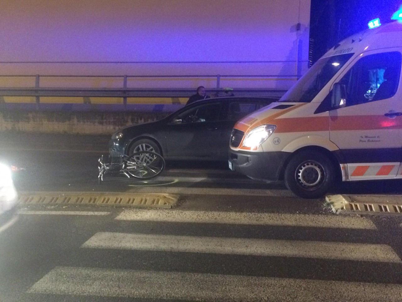 Auto urta una bici in via Paronese (Foto Batavia)