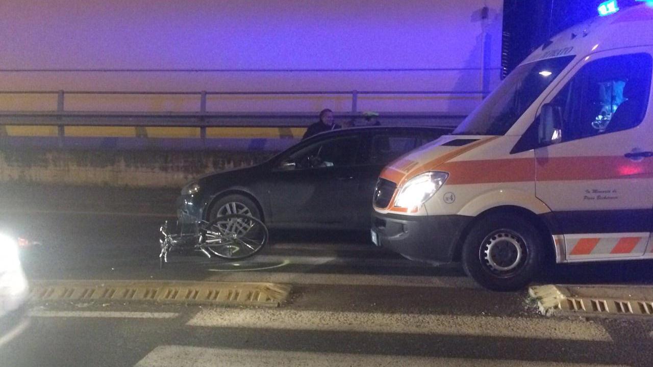 Auto urta una bici in via Paronese (Foto Batavia)