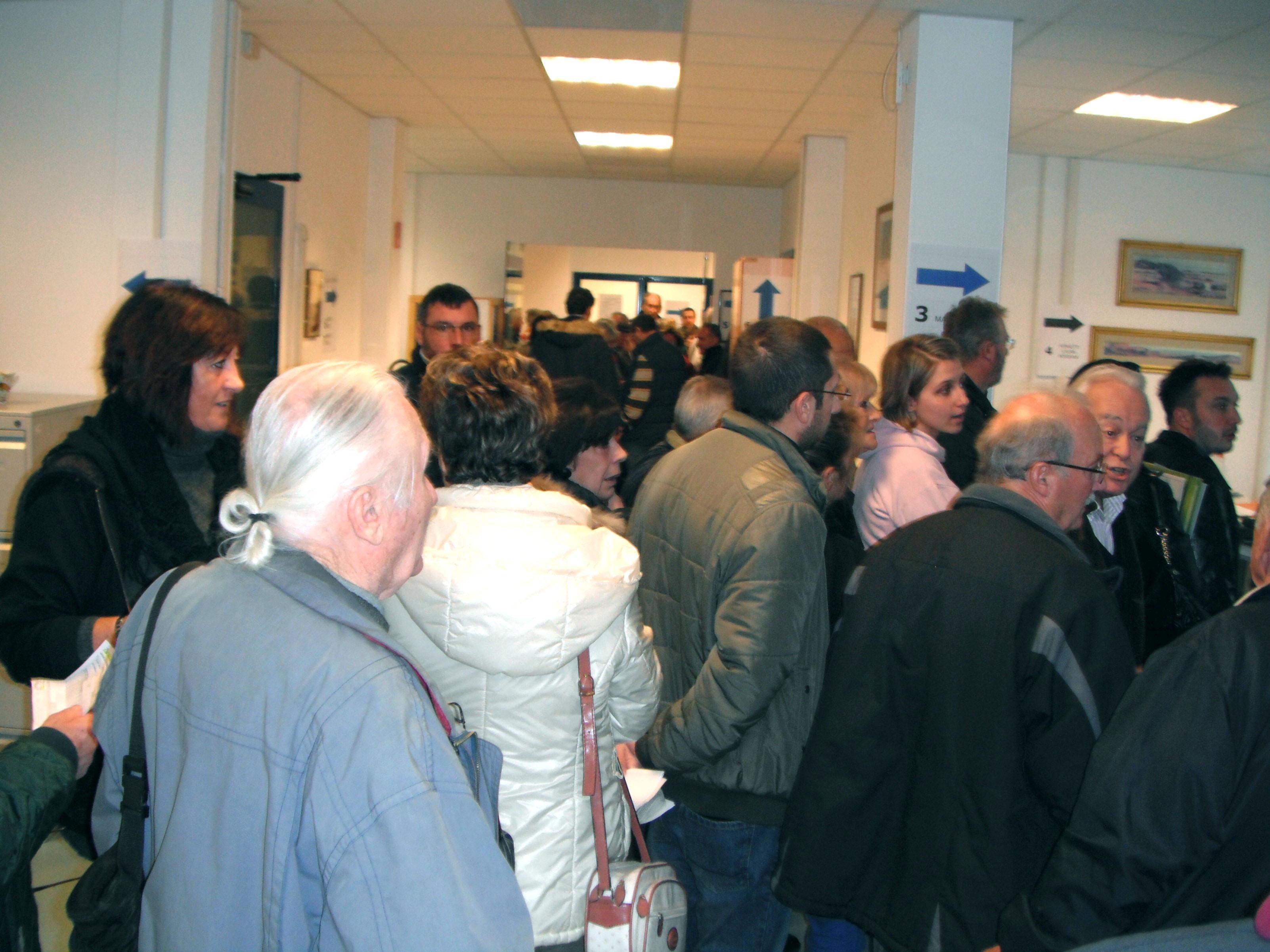 Cittadini in fila allo sportello dell'ufficio tributi