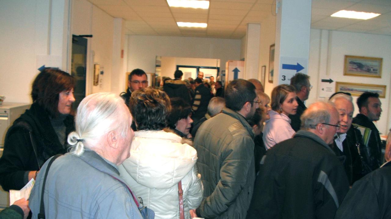 Cittadini in fila allo sportello dell'ufficio tributi