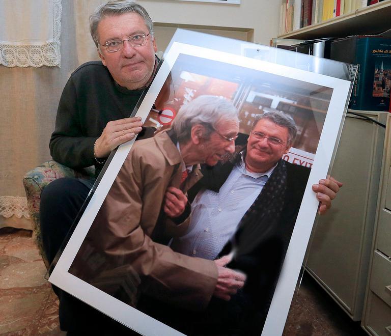 Alberto Bertoni, il poeta che ama la “città ostile” 