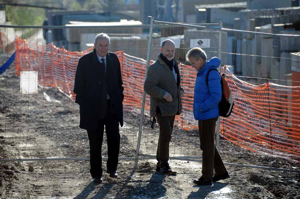 I consulenti della Procura sull'argine del Carrione