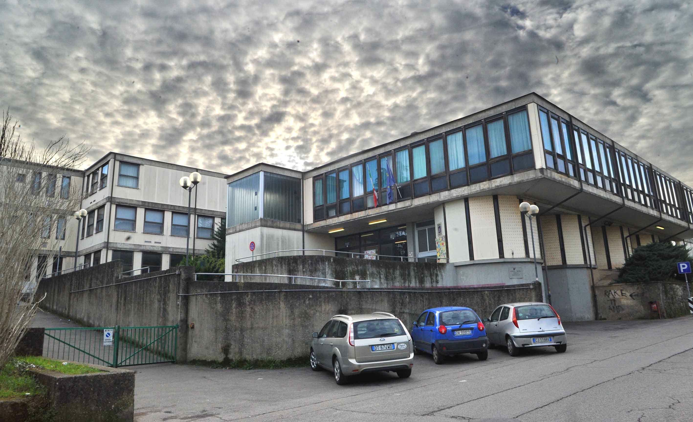 La scuola media Raffaello, saccheggiata dai ladri durante le feste natalizie (foto Gori)