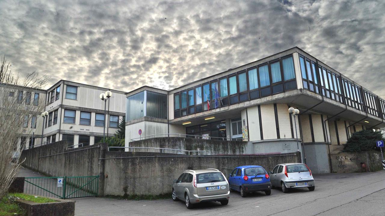 La scuola media Raffaello, saccheggiata dai ladri durante le feste natalizie (foto Gori)