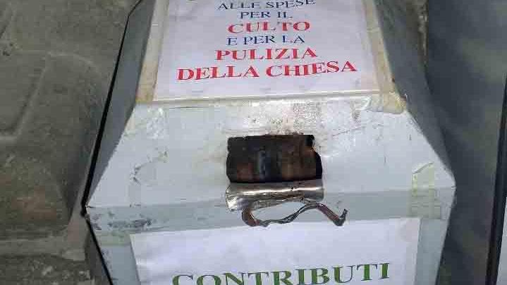La cassetta delle elemosine scassinata dai ladri il 26 dicembre
