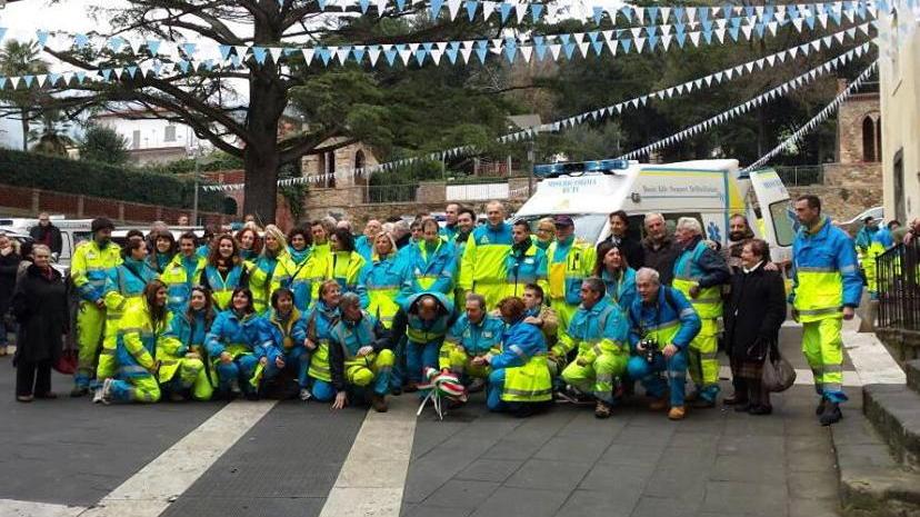 Taglio del nastro per l’ambulanza