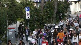 Nidi ad Asp, genitori infuriati