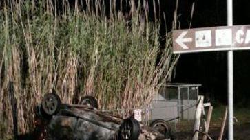 Rubano un’auto e la incendiano