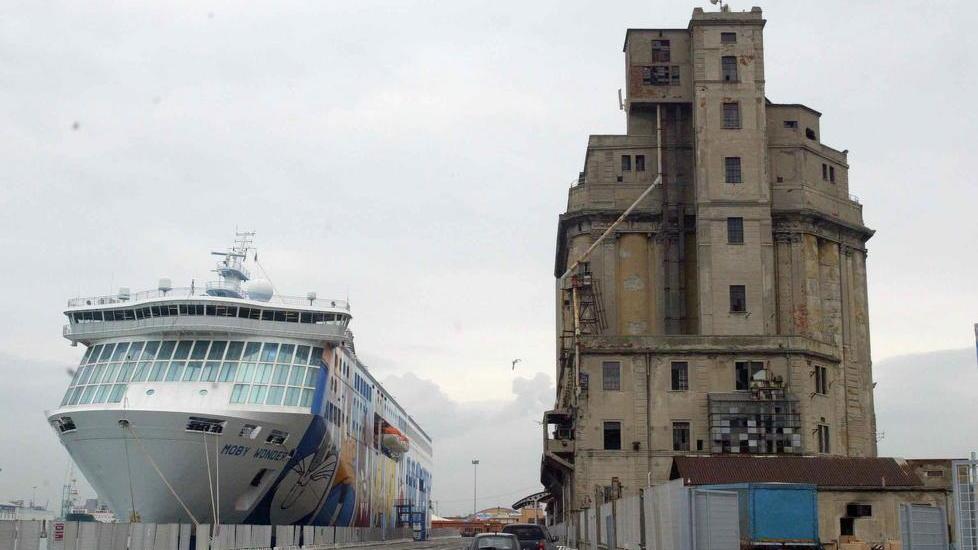 E intanto resta lì il silos in degrado