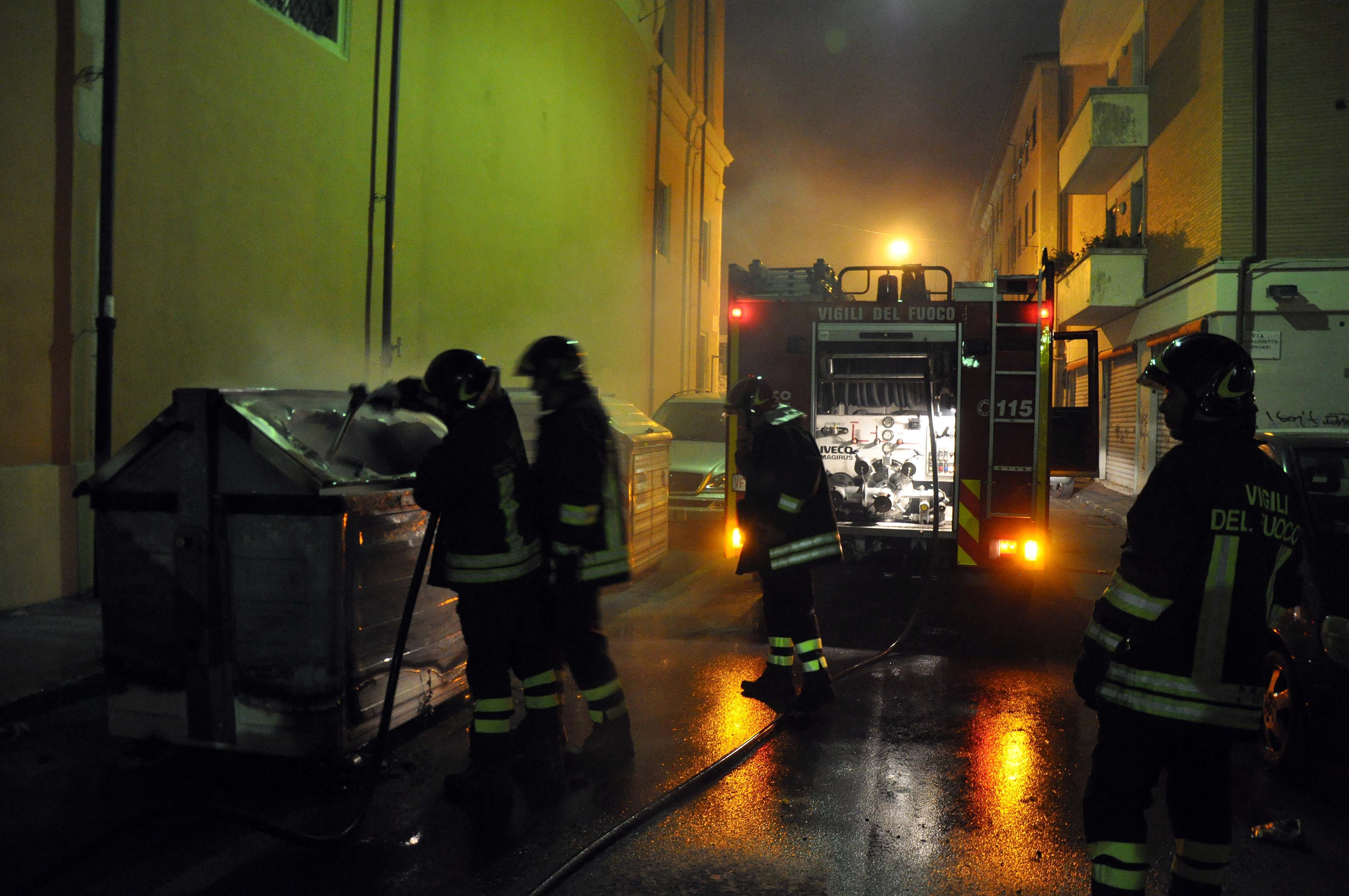 Un cassonetto in fiamme, vigili del fuoco al lavoro