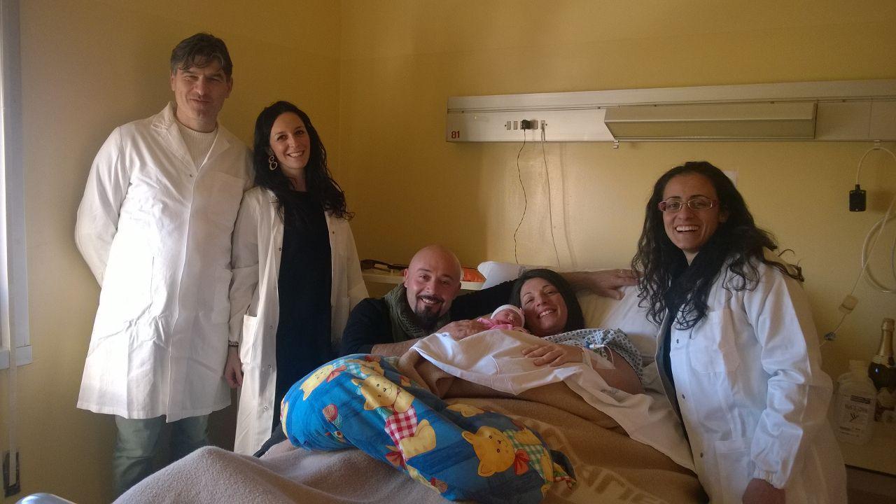 Alessandra con i genitori Immacolata e Giuseppe e con lo staff dell'ospedale