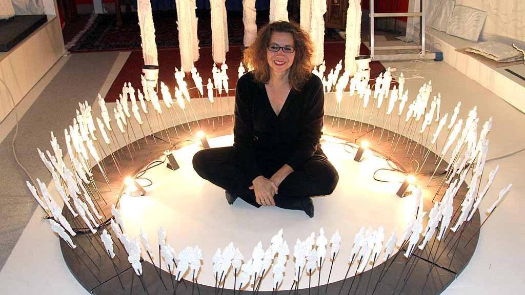 Federica Ricotti durantenel suo studio di via Elisa a Carrara