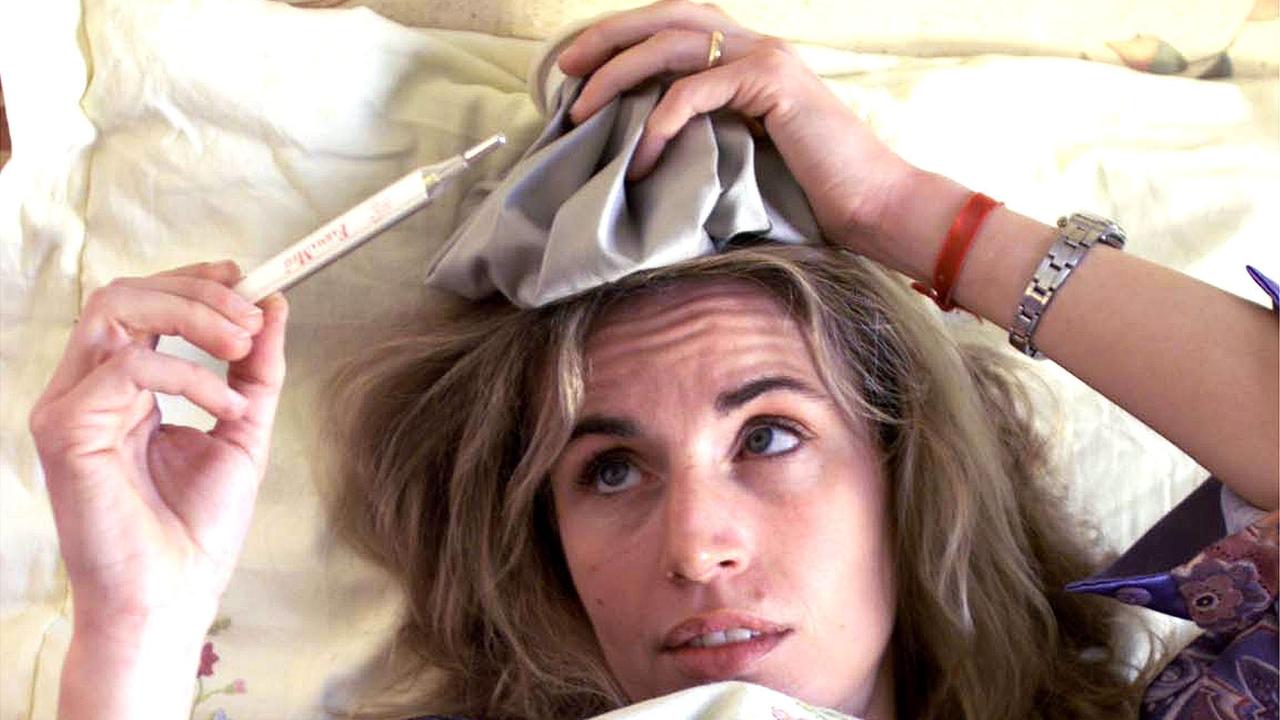 Una donna a letto colpita dall'influenza