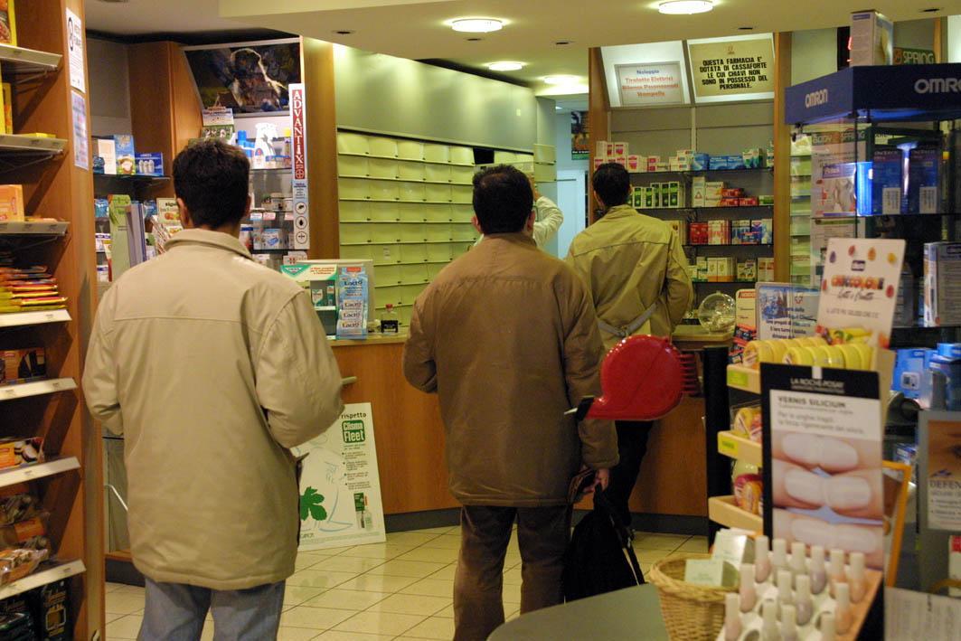 Clienti in attesa in una delle farmacia comunali di Prato (foto Batavia) 