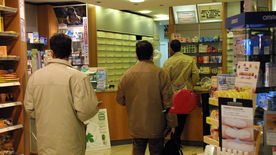 Clienti in attesa in una delle farmacia comunali di Prato (foto Batavia)