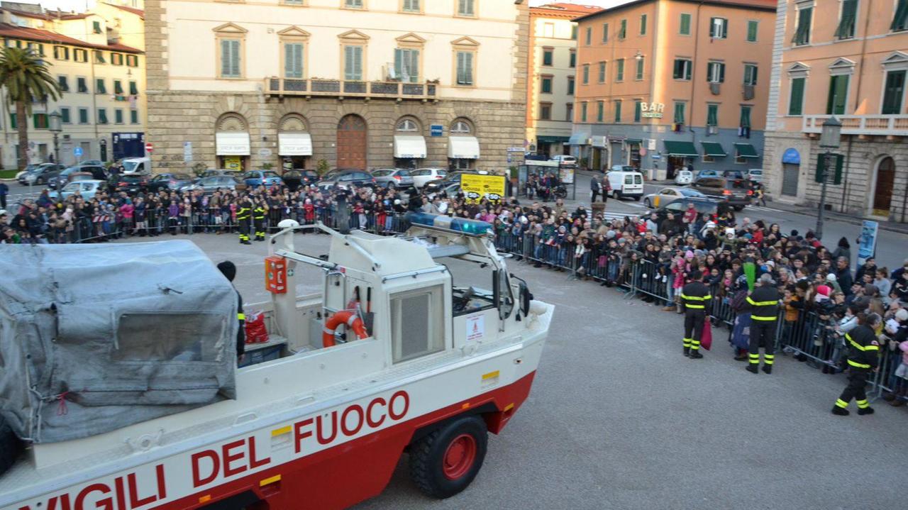La Befana dei pompieri l'anno scorso in piazza della Repubblica