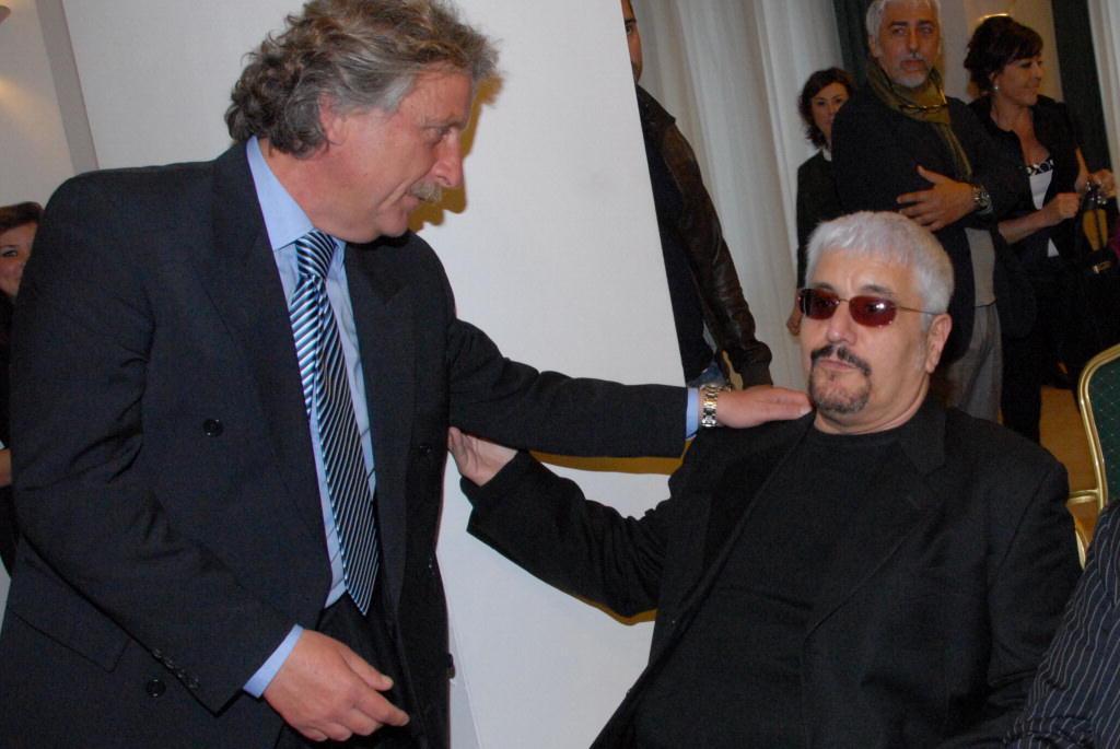 Pino Daniele con l'amico Giancarlo Ciarpi, direttore della Banca della Maremma