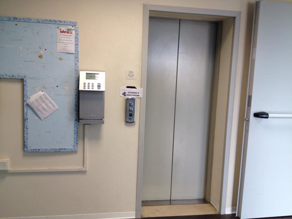 Ascensore fuori uso in ospedale 