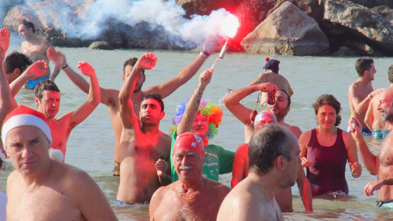 Alcuni dei protagonisti del tuffo di Befana a Marina di Pisa