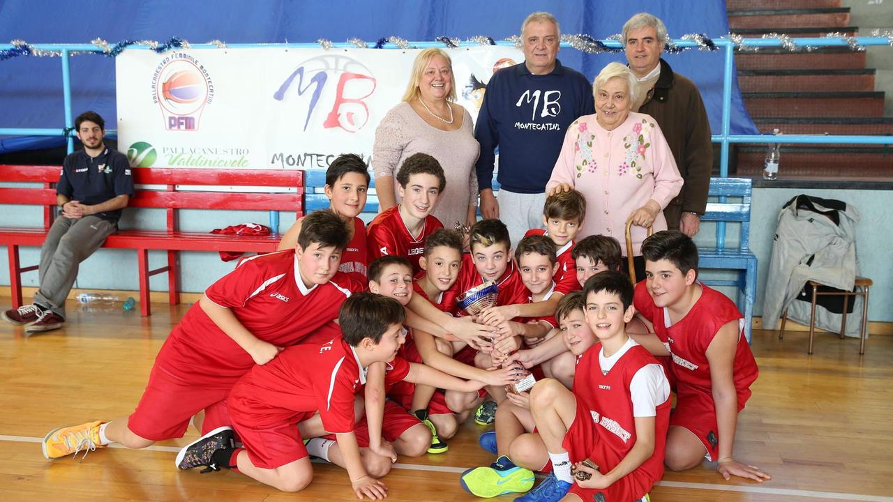 Gli Esordienti del Pistoia Basket premiati al PalaVinci (Foto Nucci)