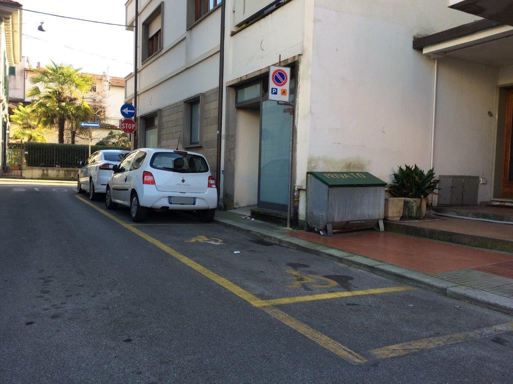 Lo stallo di sosta contestato in via Nizza (Foto Nucci)