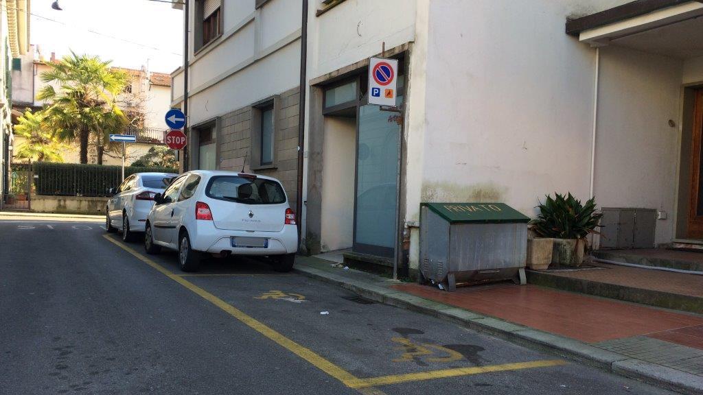 Lo stallo di sosta contestato in via Nizza (Foto Nucci)