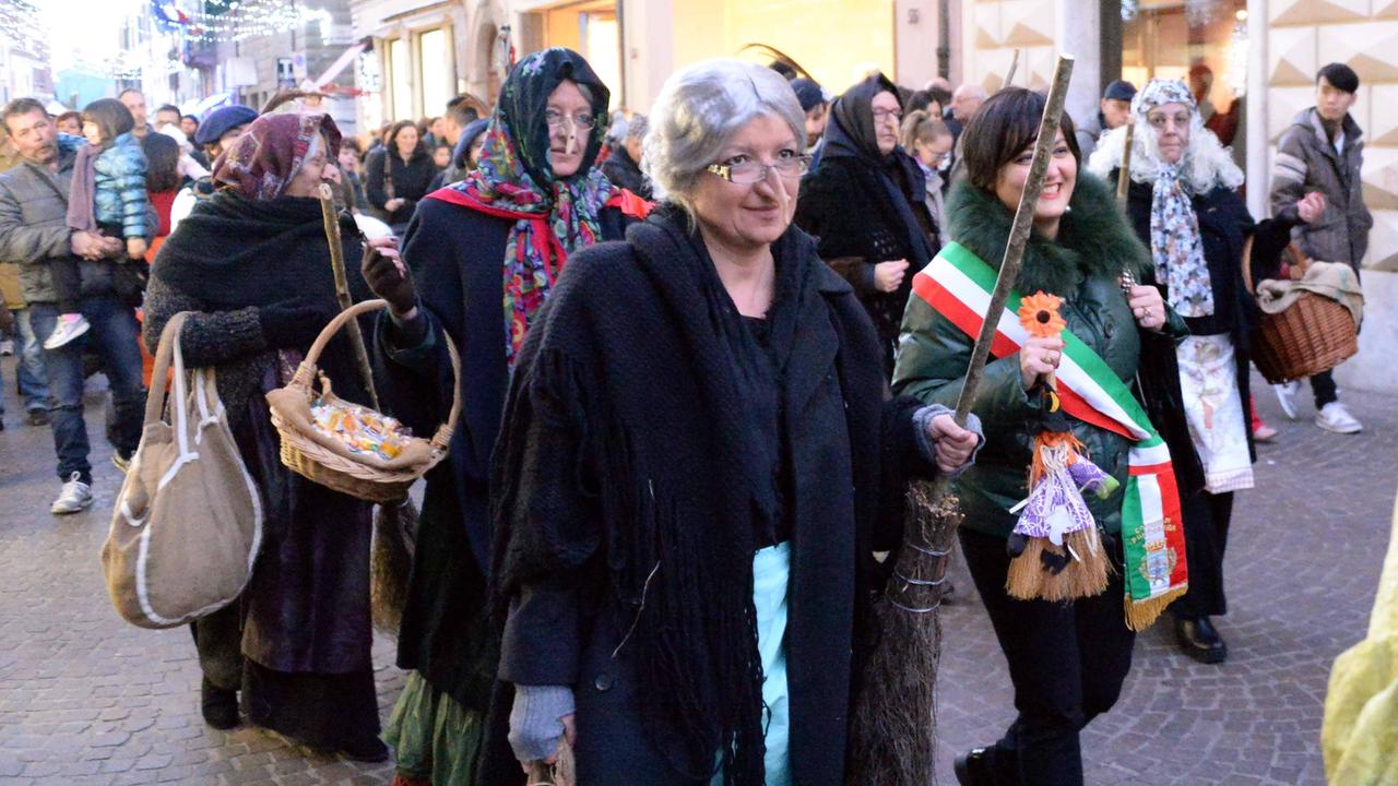 La Befana in centro a Pontedera (foto Silvi)